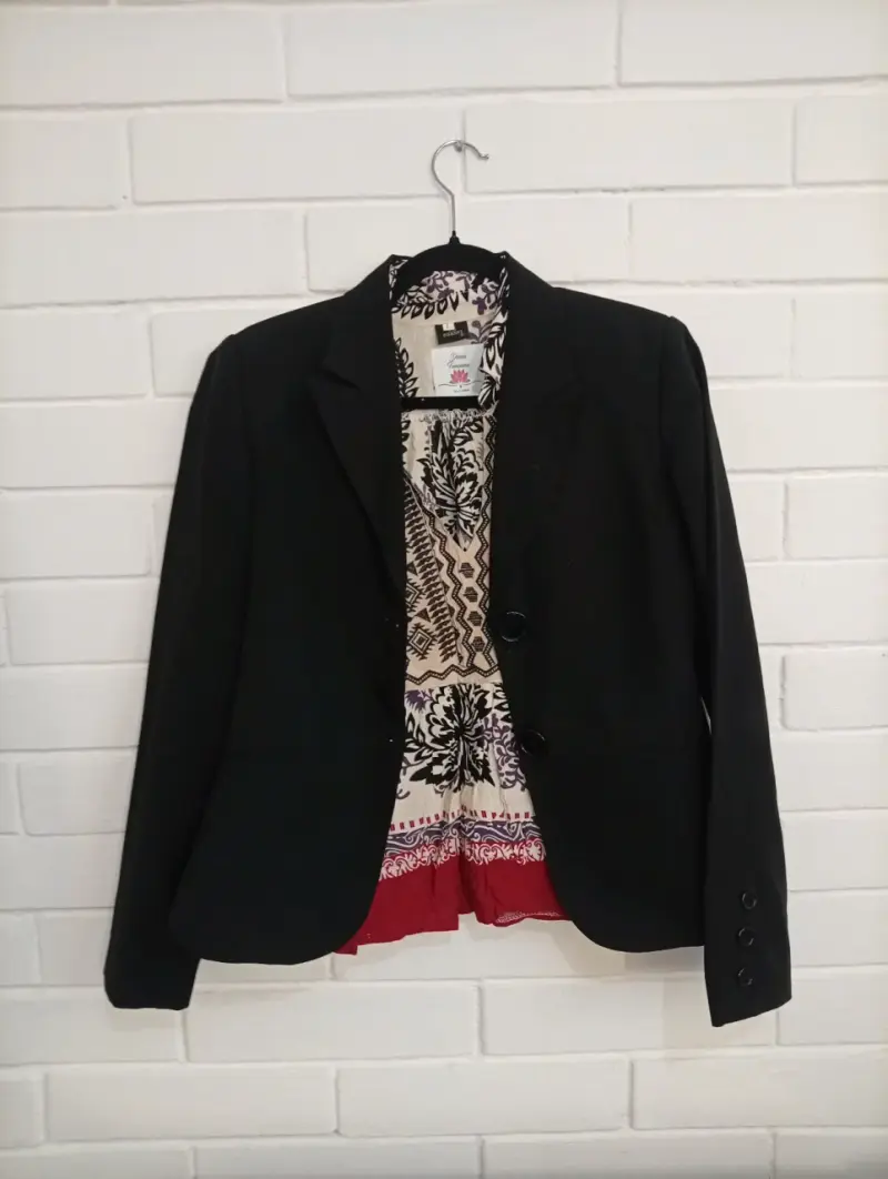 Blazer negro para mujer con forro estampado - 1