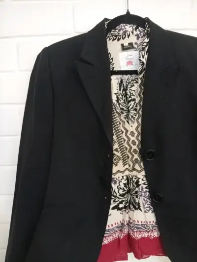 Blazer negro para mujer con forro estampado - miniatura 2