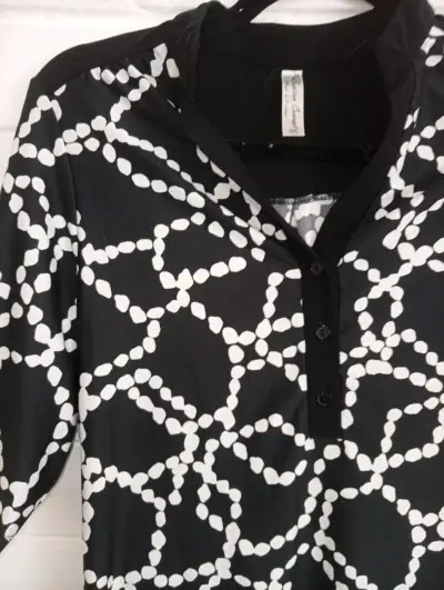 Blusa estampada blanco y negro de media manga - miniatura 2