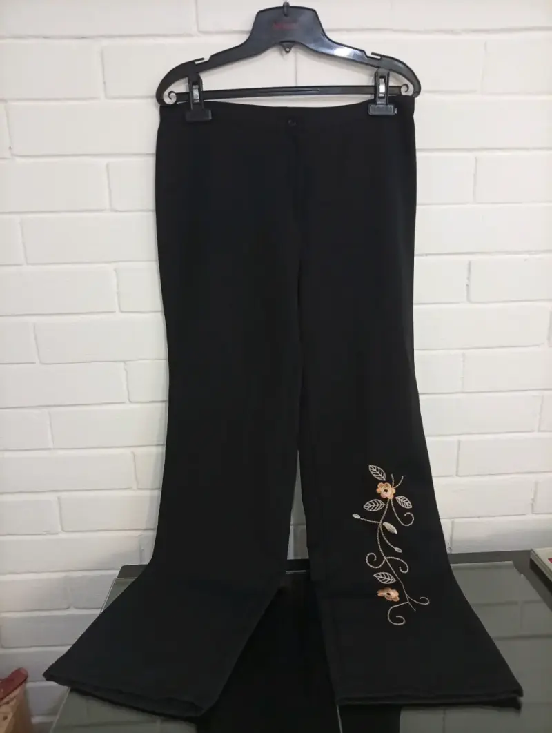 Pantalones negros con bordado floral - 1