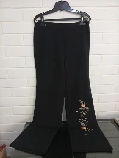 Pantalones negros con bordado floral - miniatura 1