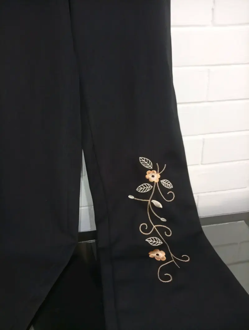 Pantalones negros con bordado floral - 2