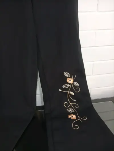 Pantalones negros con bordado floral - miniatura 2