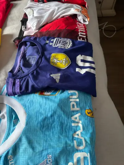 Camiseta de fútbol Adidas con escudo y número - miniatura 1