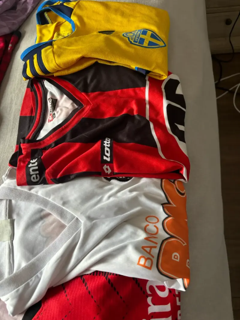 Camiseta de fútbol Adidas con escudo y número - 2