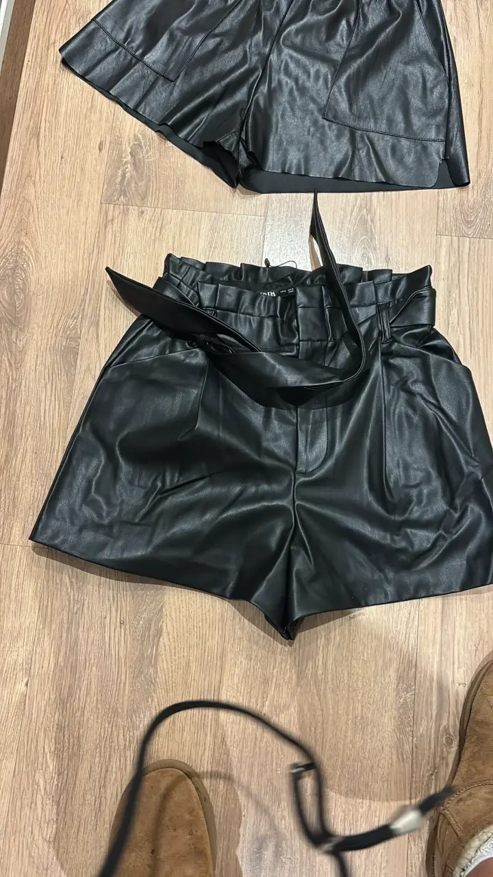 Shorts de cuero sintético negro con cinturón