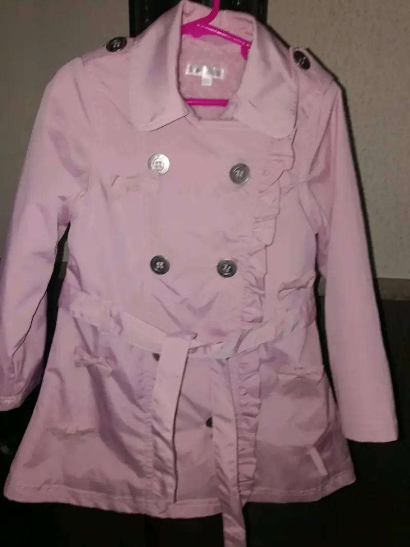 Abrigo infantil rosa con volantes - 2