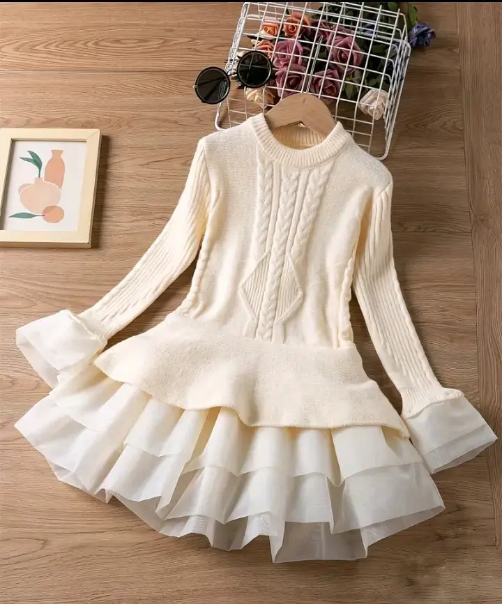 Vestido de punto para niñas color crema