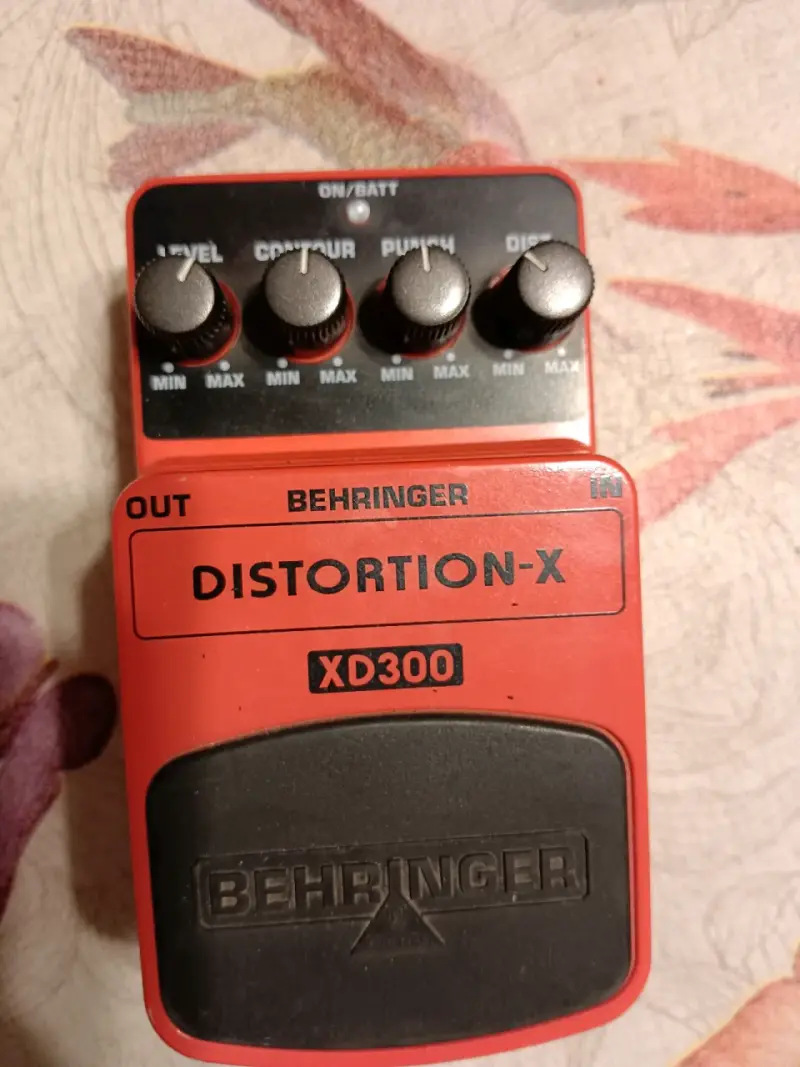 Distorsión Behringer XD300 - 1