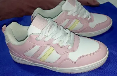 Zapatillas deportivas rosadas y blancas para mujer - miniatura 3