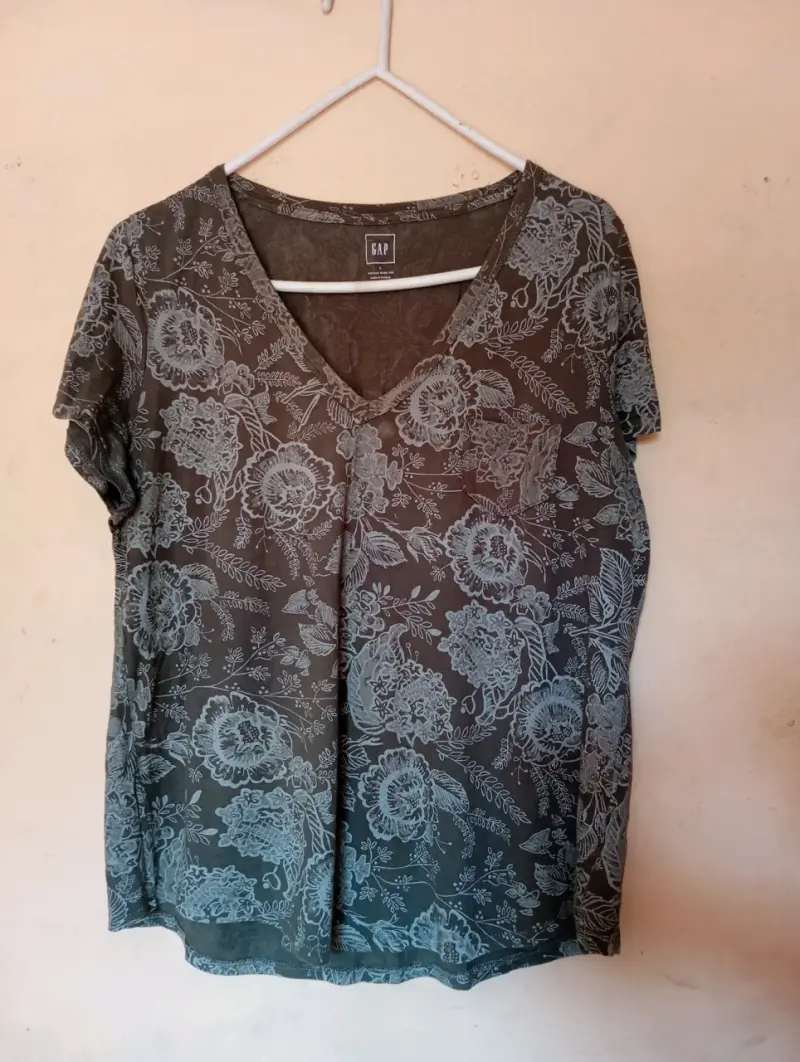Polera GAP estampada floral gris - 1