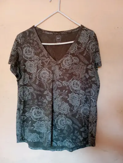 Polera GAP estampada floral gris - miniatura 1
