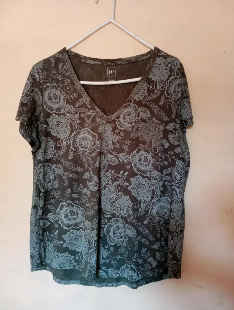 Polera GAP estampada floral gris - 2