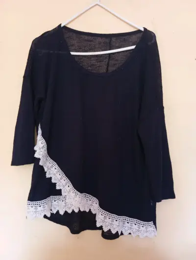 Suéter negro con encaje blanco - miniatura 1