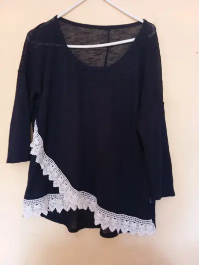 Suéter negro con encaje blanco - miniatura 2