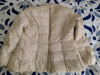 Chaqueta acolchada beige para mujer - miniatura 2