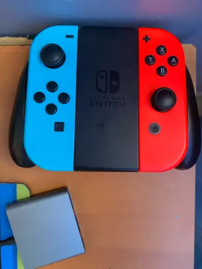 Consola portátil con controles azul y rojo - miniatura 2