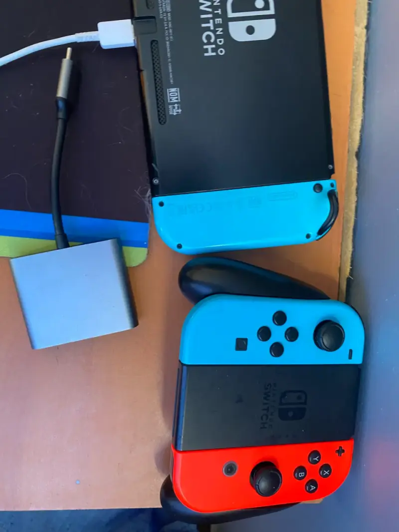 Consola portátil con controles azul y rojo - 3