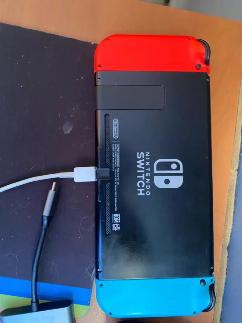 Consola portátil con controles azul y rojo - 4
