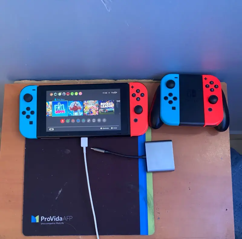Consola portátil con controles azul y rojo - 5