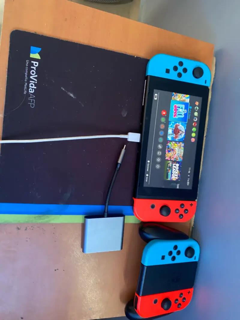 Consola portátil con controles azul y rojo - 6
