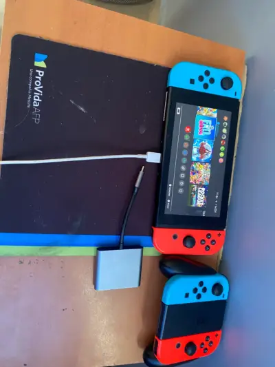 Consola portátil con controles azul y rojo - miniatura 6