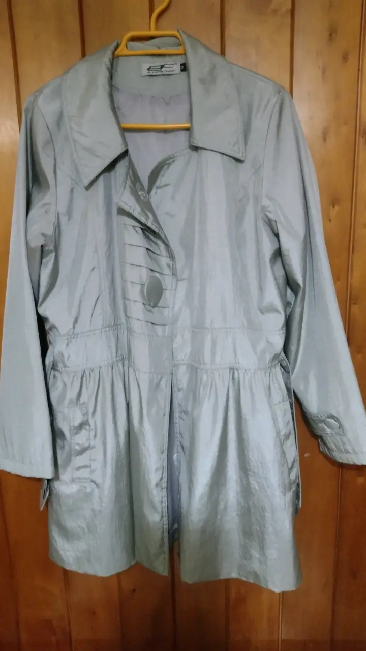 Trench gris para mujer con botones - 1