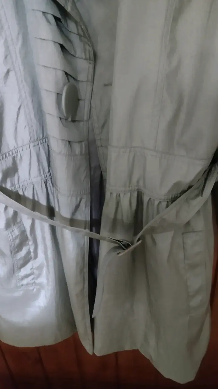 Trench gris para mujer con botones - 2