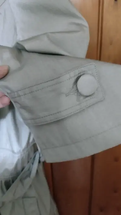 Trench gris para mujer con botones - miniatura 3