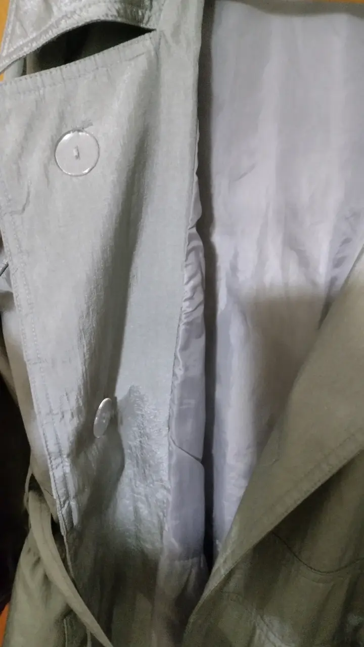 Trench gris para mujer con botones - 4