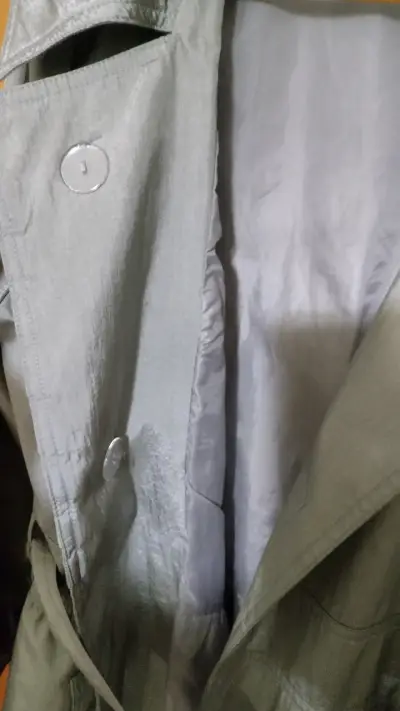 Trench gris para mujer con botones - miniatura 4