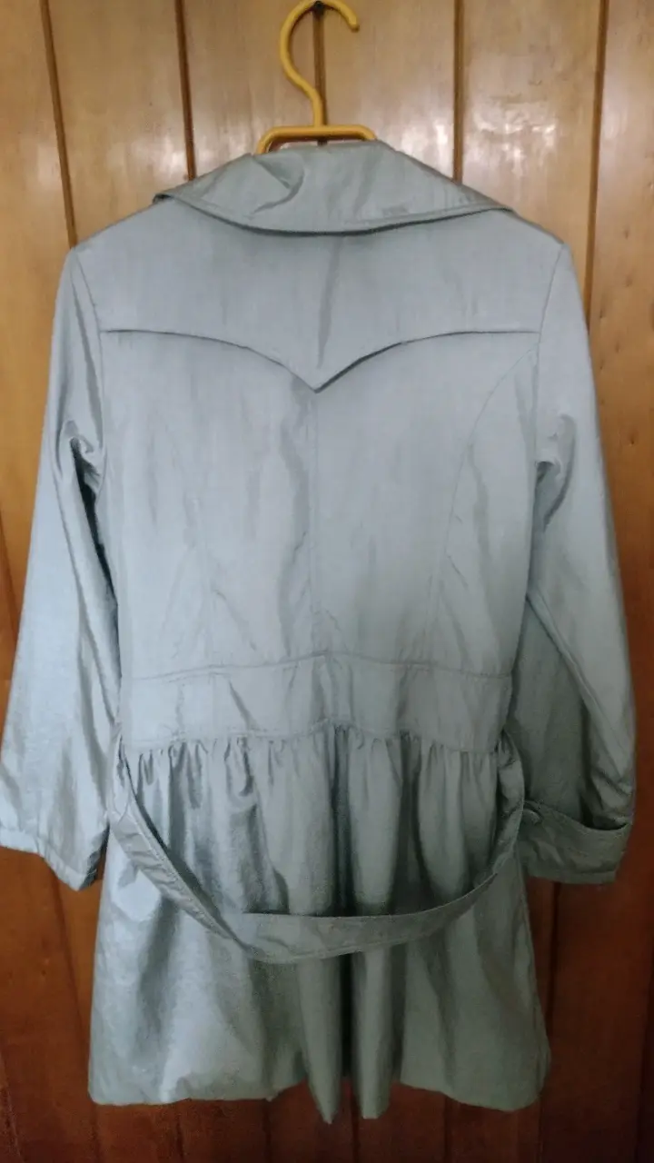 Trench gris para mujer con botones - 5