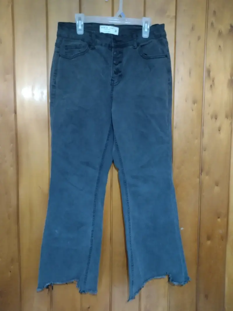 Jeans negros con diseño deshilachado