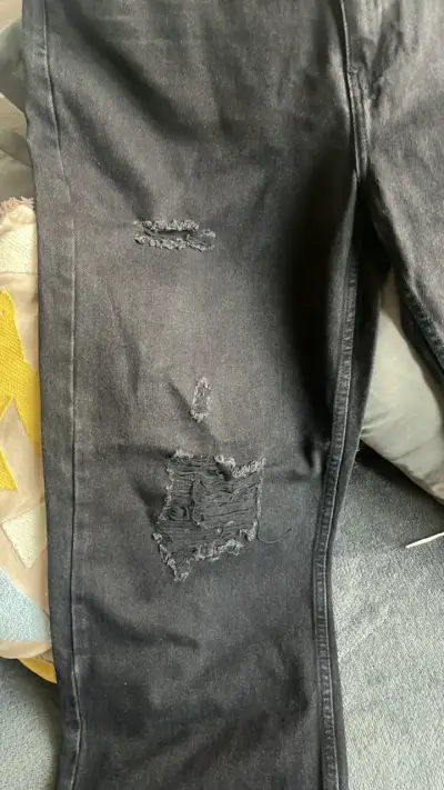 Jeans negros desgastados para hombre - miniatura 3