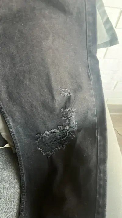 Jeans negros desgastados para hombre - miniatura 4