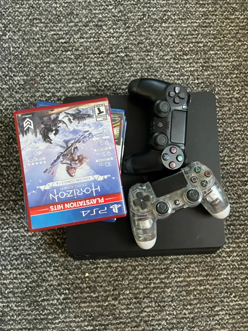 Consola PS4 con dos controles y juegos