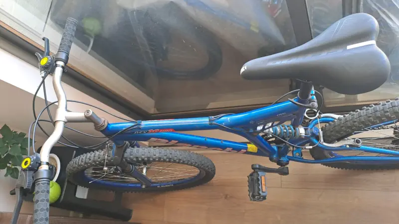 Bicicleta Bianchi azul con neumáticos gruesos - 3