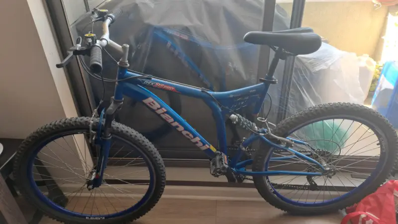 Bicicleta Bianchi azul con neumáticos gruesos - 4
