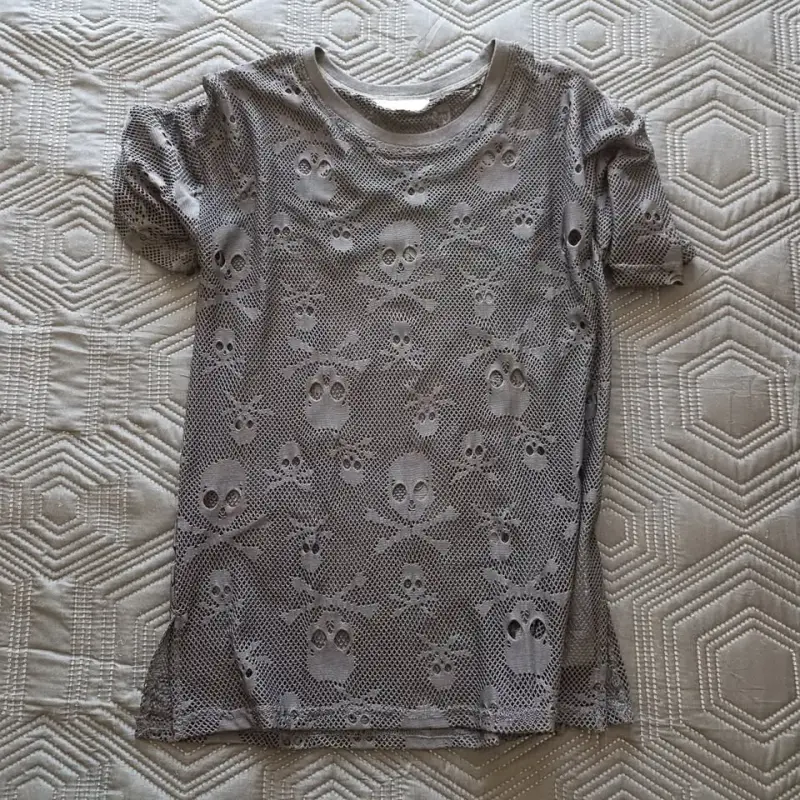 Polera calada con diseño de calaveras marca BANNED - 1