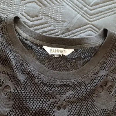 Polera calada con diseño de calaveras marca BANNED - miniatura 2