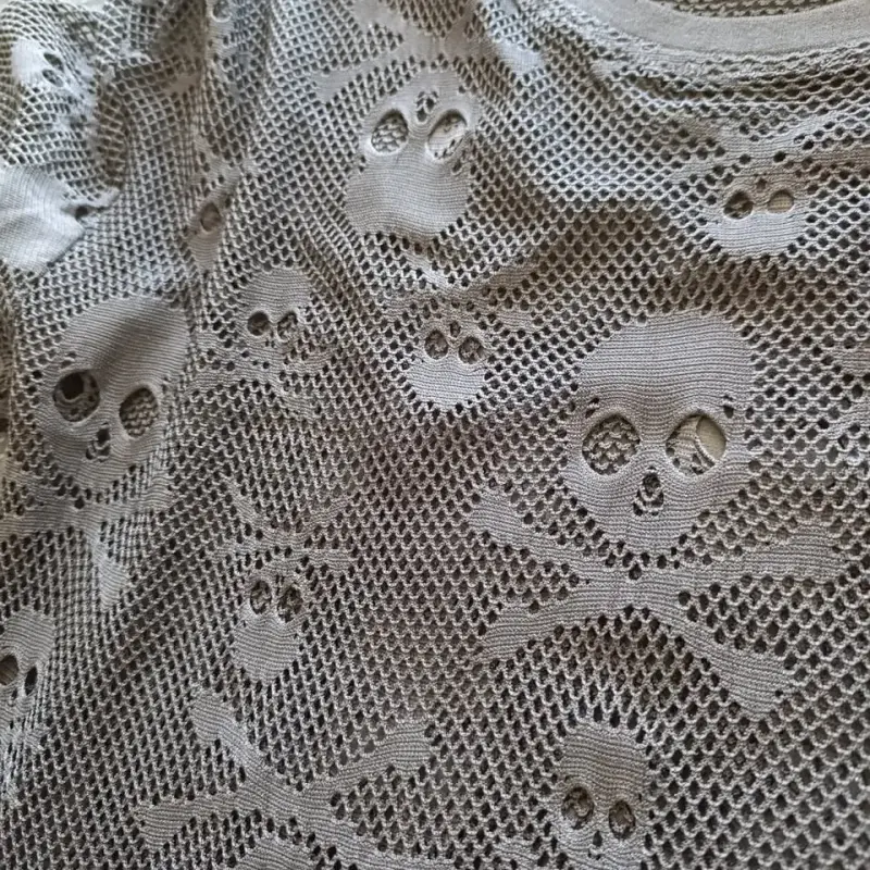 Polera calada con diseño de calaveras marca BANNED - 3