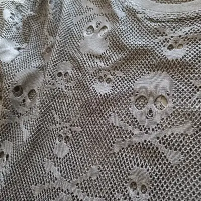 Polera calada con diseño de calaveras marca BANNED - miniatura 3