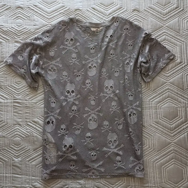 Polera calada con diseño de calaveras marca BANNED - 4
