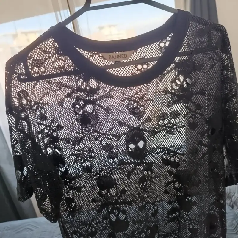 Polera calada con diseño de calaveras marca BANNED - 5