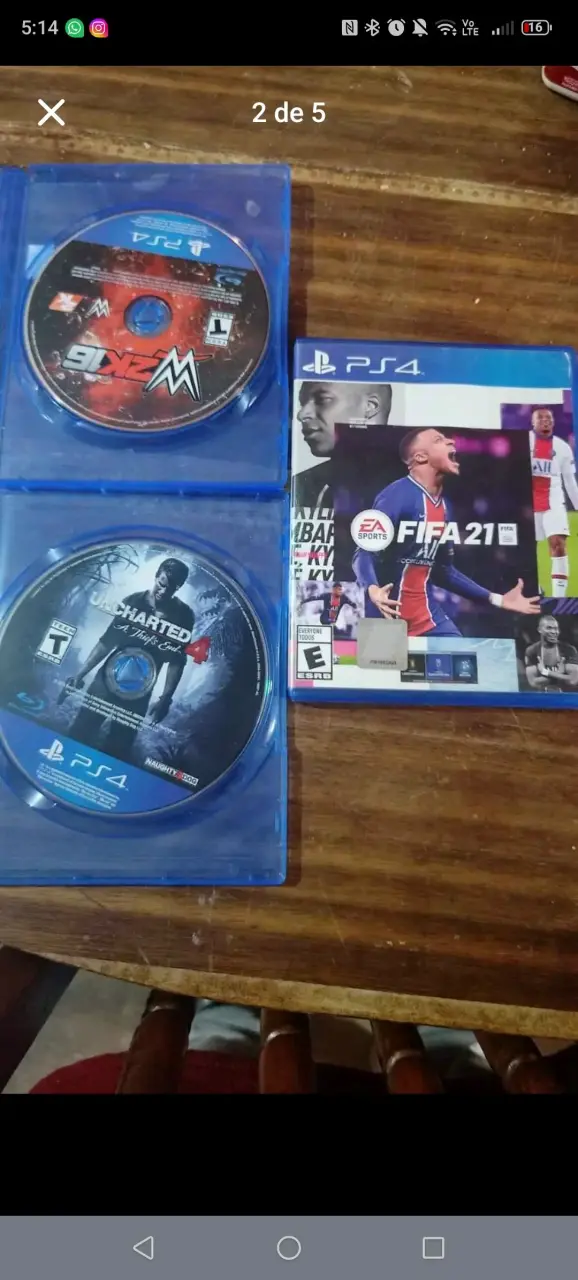 Consola PS4 con juegos y controles - 2