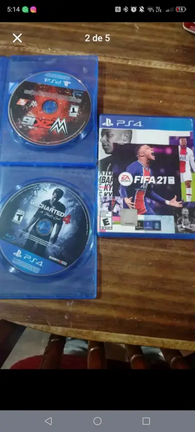 Consola PS4 con juegos y controles - miniatura 2