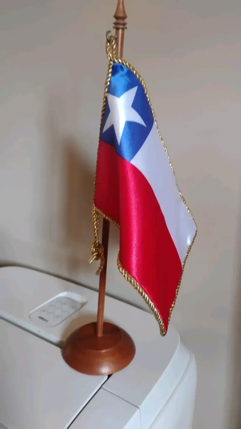Bandera de escritorio de Chile con base de madera - 1