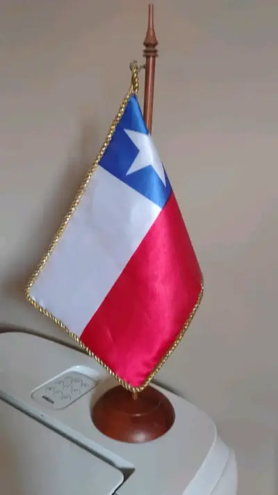 Bandera de escritorio de Chile con base de madera - miniatura 2