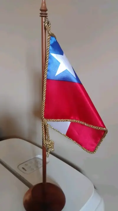 Bandera de escritorio de Chile con base de madera - miniatura 3