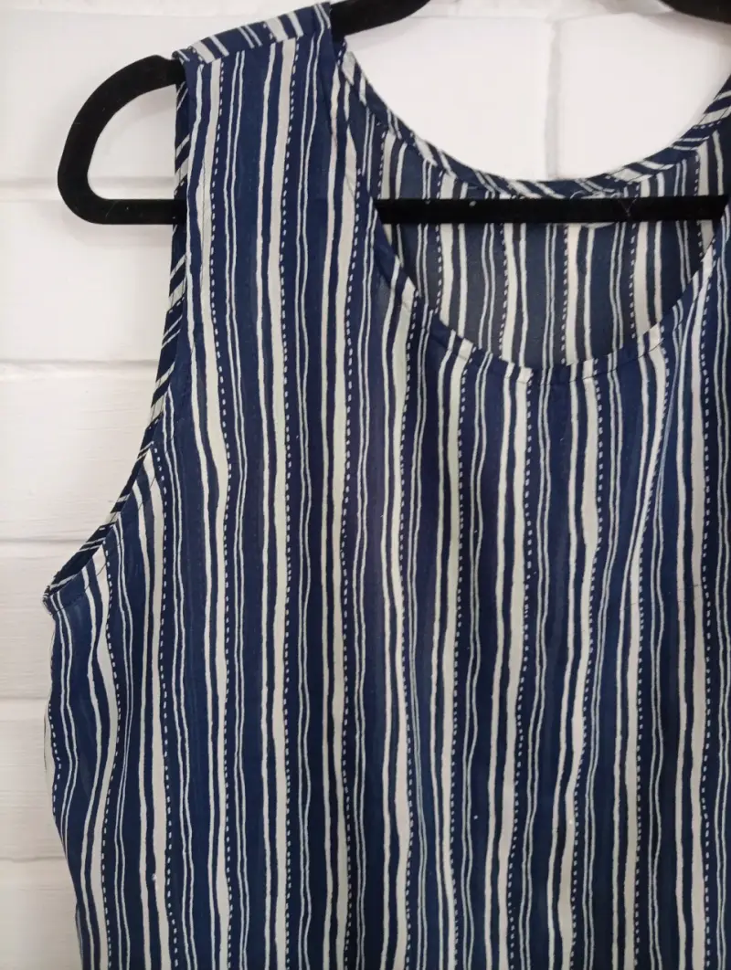 Blusa sin mangas a rayas azul y blanco - 2